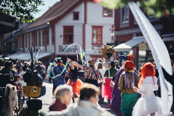 Bilder fra parade i Lillehammer i forbindelse med Amatør Teater Dagene 2024, for Norsk Amatørteaterforbund